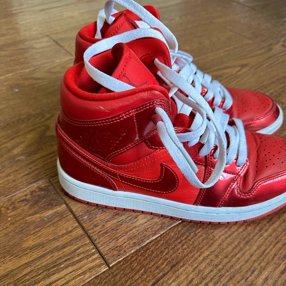 Jordan 1 red shoes with white laces